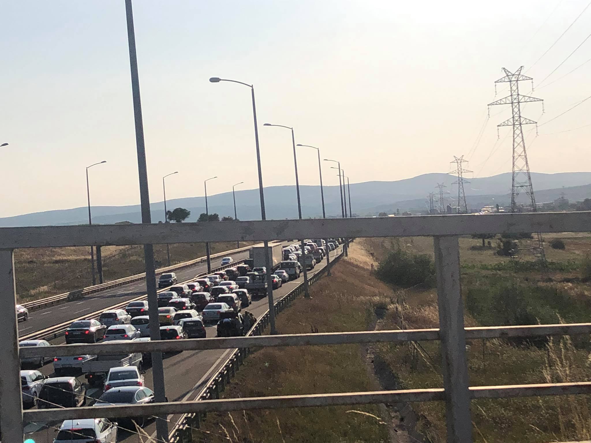 Shihni kolonën në autostradën Prishtinë-Pejë pasditen e sotme