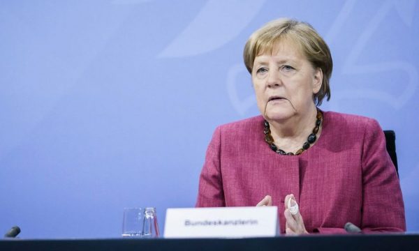 Merkel bën thirrje për dialog me talebanët për të vazhduar evakuimin