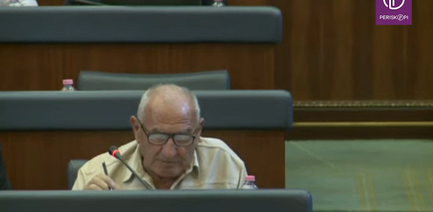 Minutazha: Gani Krasniqi i VV-së ia bën një pyetje Liburn Aliut për ndërtimet ilegale në veri por në gjysmë i ‚shymet‘ mikrofoni