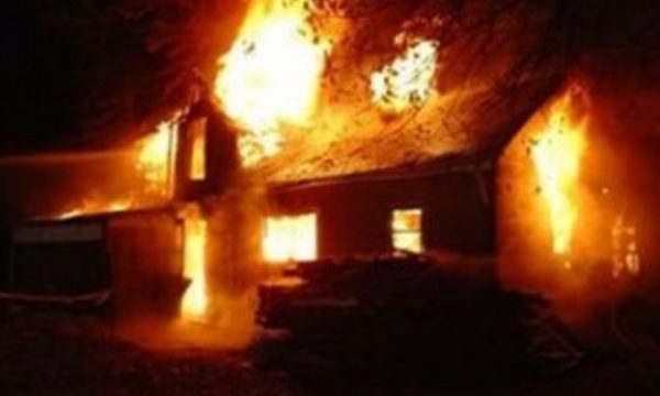 ​Zjarr në një garazh në Tiranë,  lëndohen tetë persona e digjen katër vetura