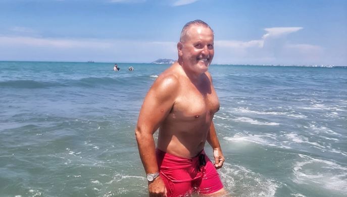 Veton Surroi si 60 vjeçar: Pozon duke e ngrehur frymën që të tregojë muskujt