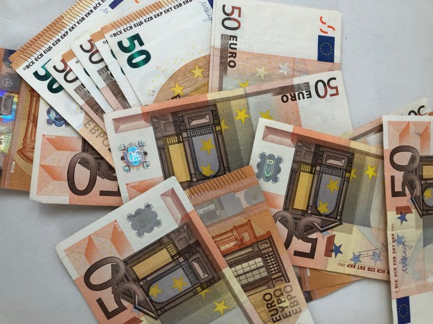 Prishtinasi mashtron dy burra, ua merr gati 20 mijë euro për viza sllovene e grante