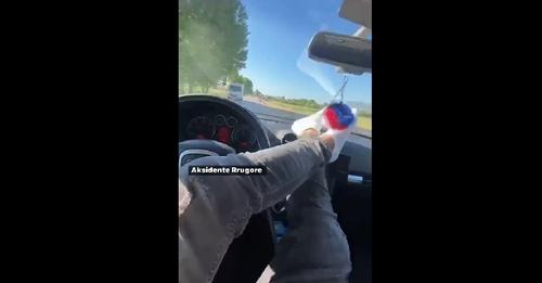 Kalohet çdo limit: Rioshi shqiptar i grahë veturës me këmbët në timon (VIDEO)
