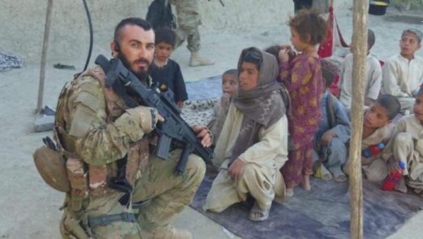 Rrëfimi i oficerit shqiptar që shërbeu në Afganistan dhe humbi shokun e ngushtë në luftë: Afganët është dashur të bëjnë rezistencë