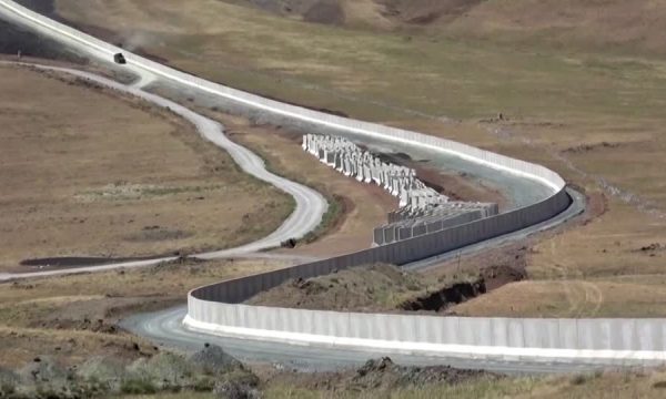 Erdogan nuk humb kohë, gati muri ndarës për afganët