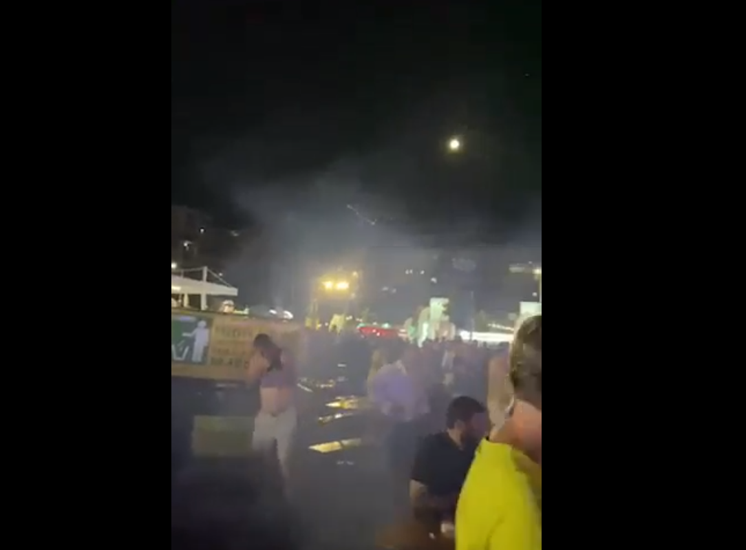 Dy shishe gaz lotsjellës u hodhën në koncertin e Bregoviqit: Një person shoqërohet në polici