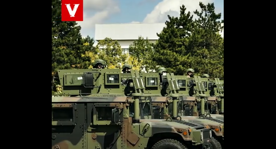 VV bën videospot me 55 automjetet ushtarake të blinduara që erdhën nga Amerika
