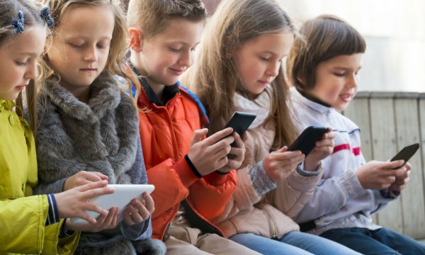 Qëndrimi i fëmijëve në telefona të mençur, rrezik për obezitet