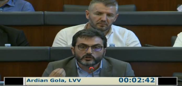 Deputeti i VV-së provon ta zbus skandalin e punësimeve familjare: S’është nepotizëm pse dikush është djali i hallës së një politikani