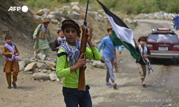 Fëmijët afganë të Rezistencës Panjshir, me armë kundër talebanëve