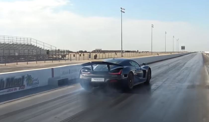 Pamje nga gara mes dy veturave më të shpejta serike në botë – Nevera vs. Tesla Plaid
