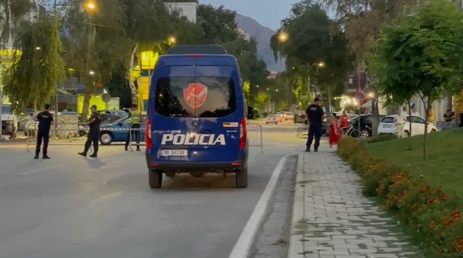 Policia kontrollon detajisht pjesëmarrësit në koncertin e Bregoviqit në Korçë