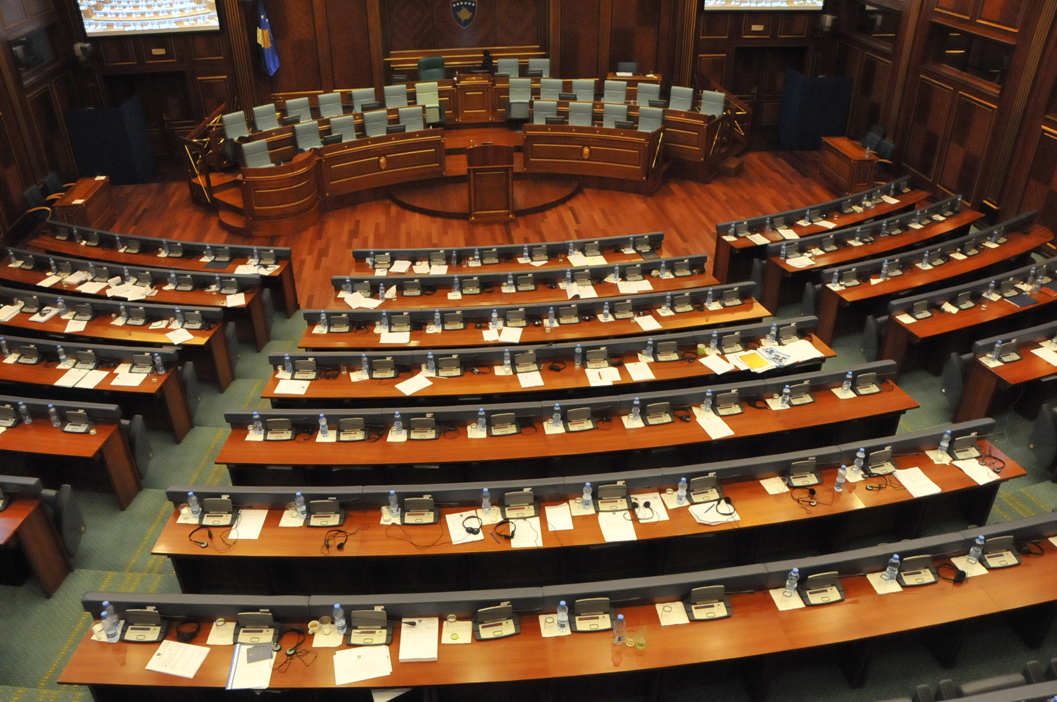 KDI: Deputetët i kushtojnë mbi 185 mijë euro Kuvendit në muaj