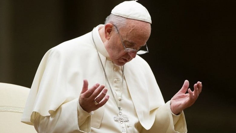 Papa shqetësohet për situatën në Ukrainë, bën thirrje për një ditë ndërkombëtare “të lutjeve për paqe”