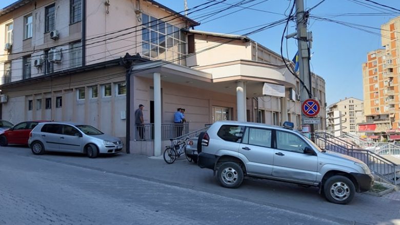 Vetura godet motoçikletën përballë stacionit të Policisë në Pejë