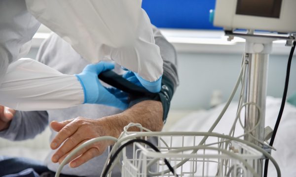 59 pacientë të infektuar me COVID-19 po trajtohen në spitale