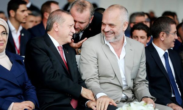 Erdogan sot për vizitë zyrtare në Shqipëri, dorëzon çelsat e banesave për qytetarët e Laçit