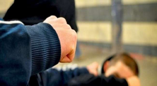 Rrahje mes tre personave në Podujevë  policia gjeti shufër druri e thikë tek ata