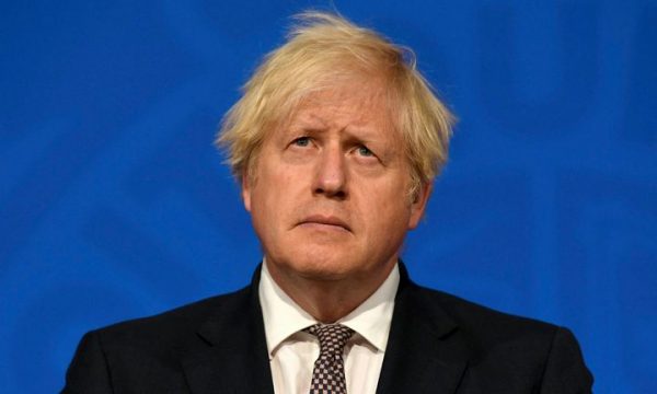 Kryeministri Boris Johnson shkeli masat e pandemisë dhe u tall me ata që i ndjekin ato