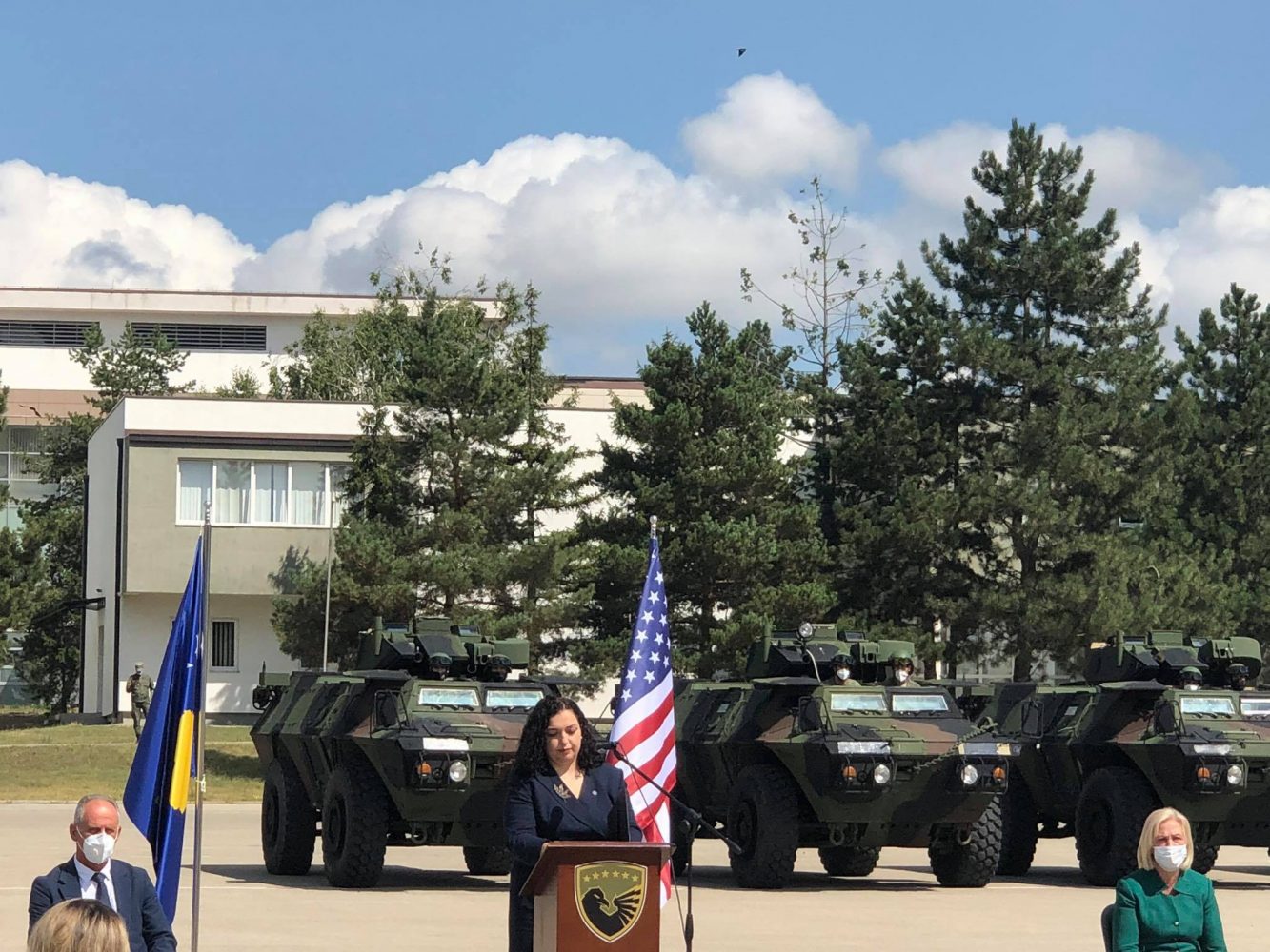 Amerika i dhuron Kosovës 55 automjete të blinduara, Vjosa Osmani kërkon edhe helikopterë