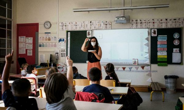 Fëmijët francezë kthehen në shkolla me maska
