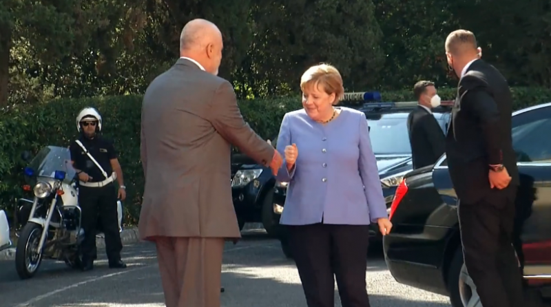 Nga bllokimi i derës së makinës te takimi me Ramën: Momentet më interesante nga arritja e Merkel në Tiranë