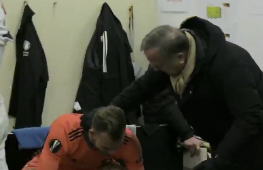 Momenti kur portieri i Feyenoord përplaset me ish-trajnerin e Serbisë, Dick Advocaat