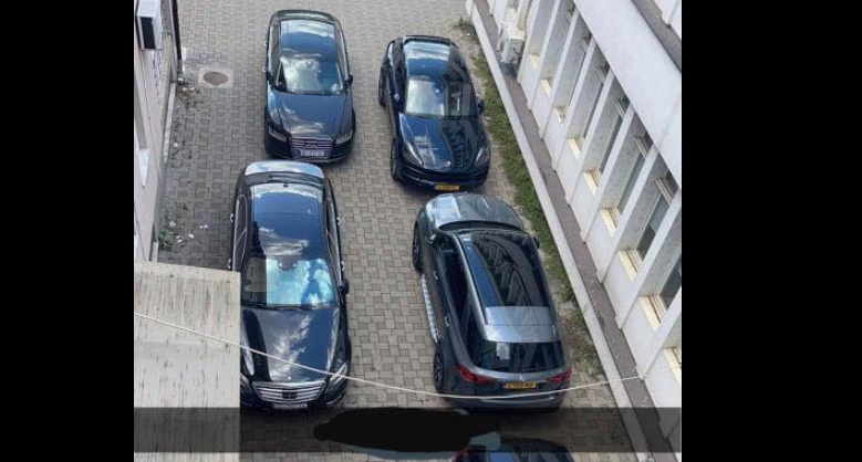 Jepi zë: Duket si AutoSallon, por është parkingu i Komunës së Mitrovicës