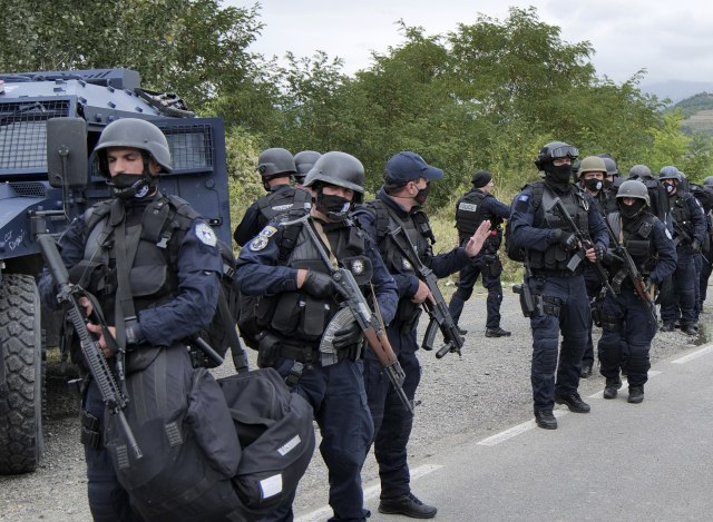 Mediumi serb: Policia e Kosovës provon ta nxjerr serbin nga vetura, intervenoi KFOR-i