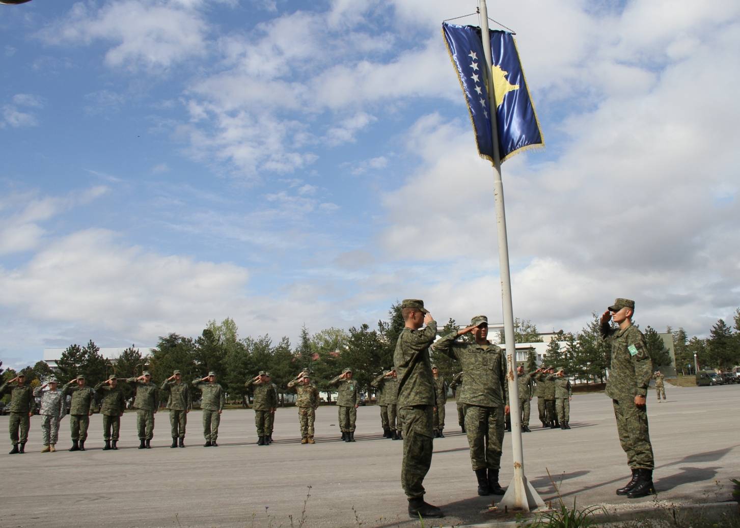 Në kazermat e FSK-së  lëshohen flamujt në gjysmështizë për nder të viktimave të 11 Shtatorit