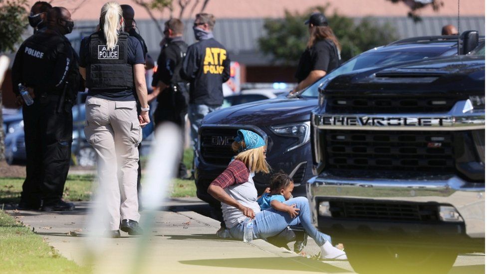1 i vdekur dhe 12 të plagosur pas të shtënave me armë në një dyqan ushqimesh në ShBA