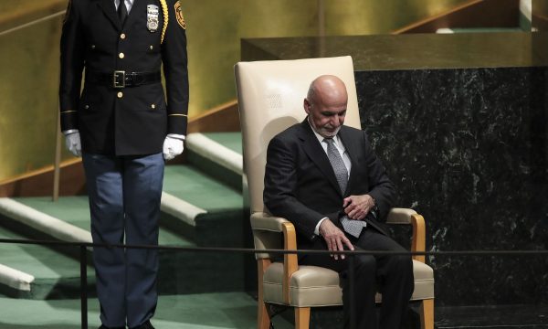 U tha se iku me çanta plot me para, ish-presidenti i Afganistanit u kërkon falje afganëve