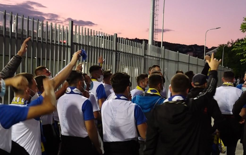 Tifozët të lumtur që kthehen në tribuna, presin fitoren e Kosovës kundër Greqisë