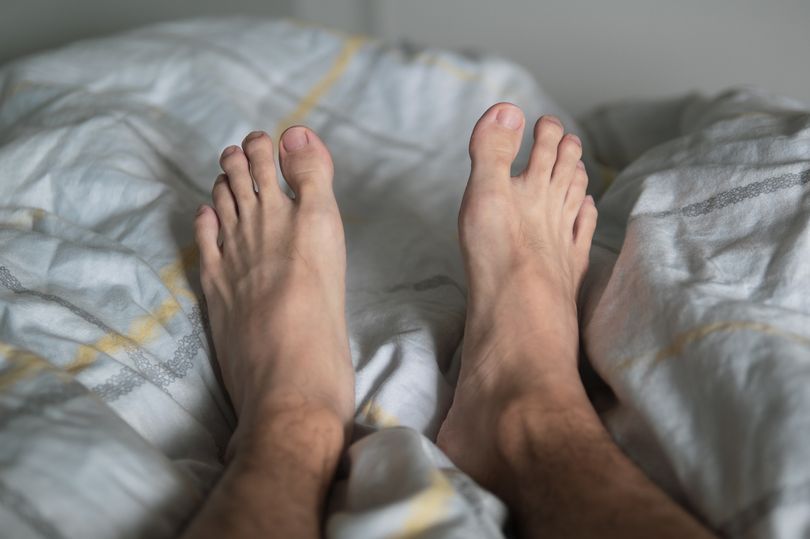 Burrat me këmbë të mëdha tradhtojnë më shumë, thotë studimi