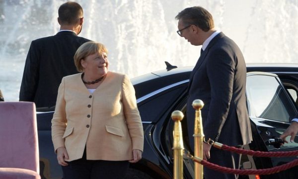 Merkel e çon ne qiell Vuçiqin: Vuçiqin e njoh si njeri dhe ai nuk jep premtime te rreme