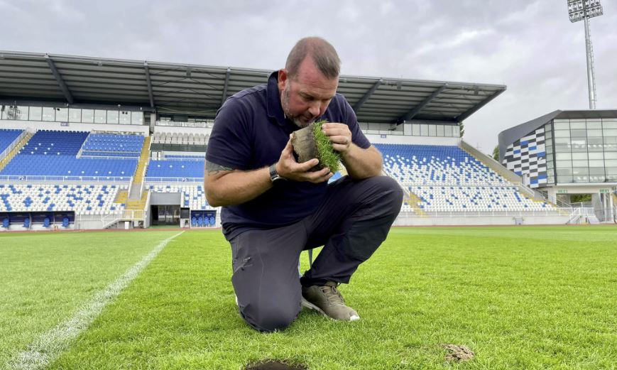 Eksperti britanik inspektoi fushën e stadiumit “Fadil Vokrri”, sugjeron riparimin e saj