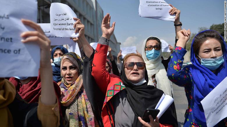 Gratë afgane protestojnë para Talebanëve për të drejtat e tyre