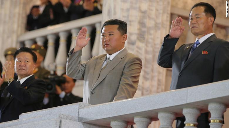 Korea e Veriut nxjerr ushtrinë dhe bën paradë në mes të natës: Kimi befason miletin