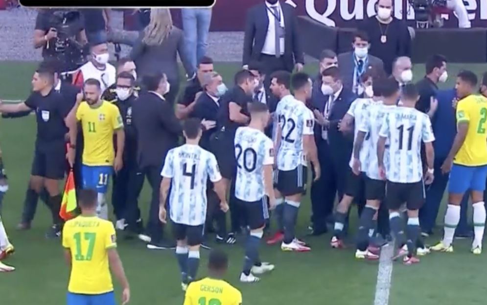 Eskalon situata në ndeshjen Brazil – Argjentinë, ndalet ndeshja