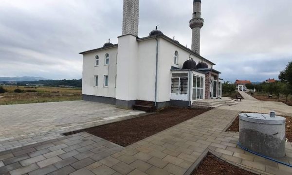 Dikush i lë 100 euro në derën e një xhamie në Podujevë