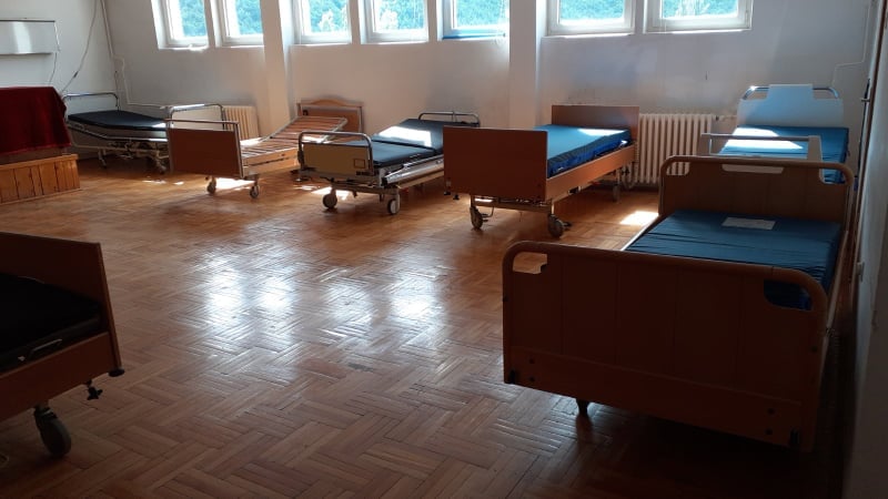Mbushen plot tetë reparte me pacientë në Pejë: Tash po shtrihen edhe në sallat e takimeve