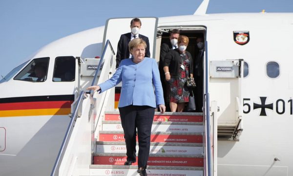 Dalin pamjet/ Merkel në Tiranë, Xhaçka i uron mirëseardhjen