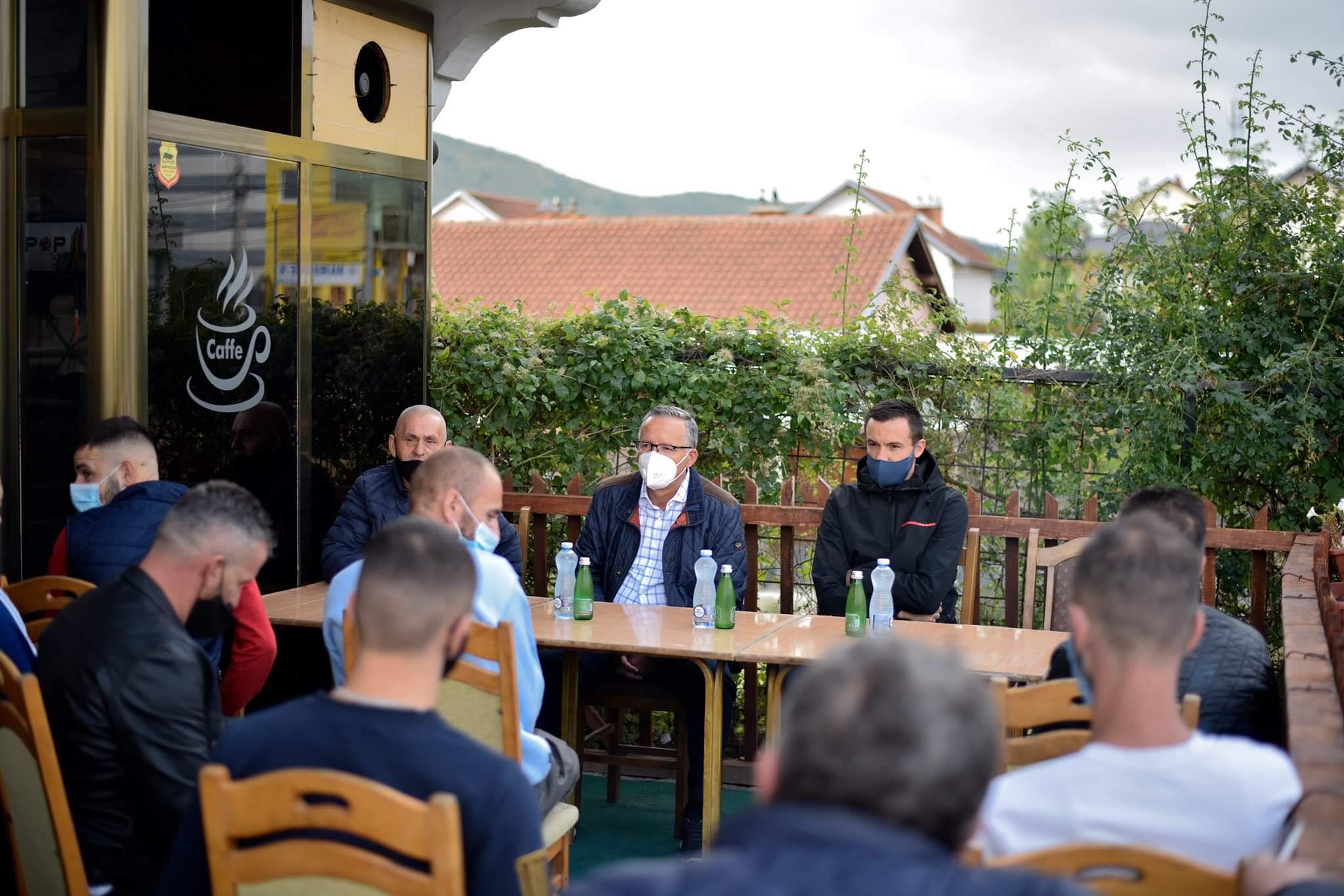Bedri Hamza premton legalizim të linjave dhe grante investive për pronarët e kombibusëve në Mitrovicë