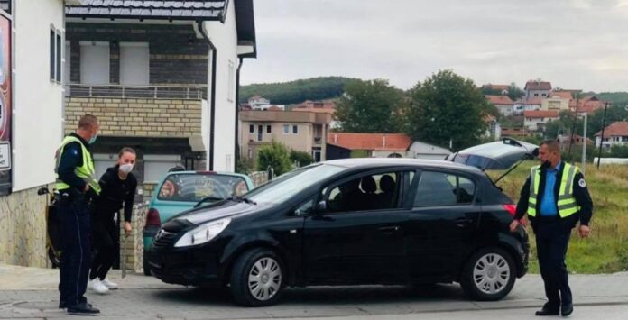 Skenderaj, policia e detyron vozitësen t’i largojë targat e Serbisë