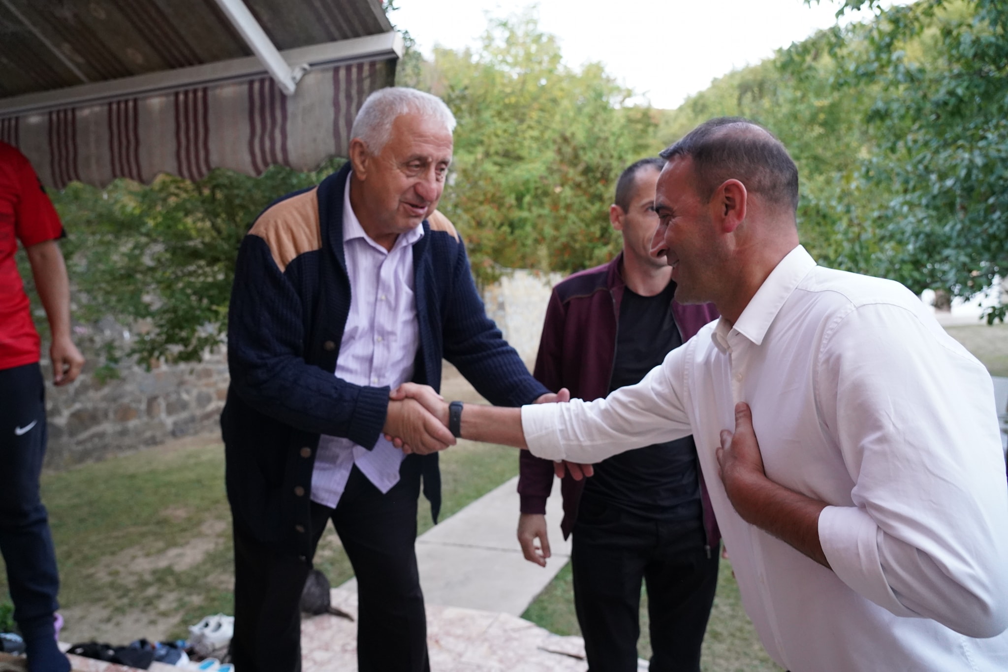 Daut Haradinaj pritet ngrohtë nga familja emblematike e Grashticës, Nezir dhe Osman Krasniqi
