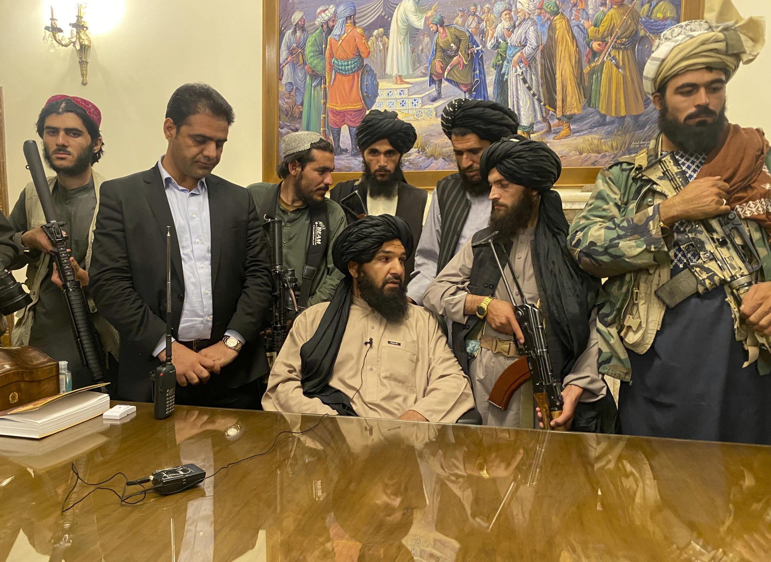 E papritur: Përplasje të ashpra në Pallatin Presidencial mes liderëve talebanë
