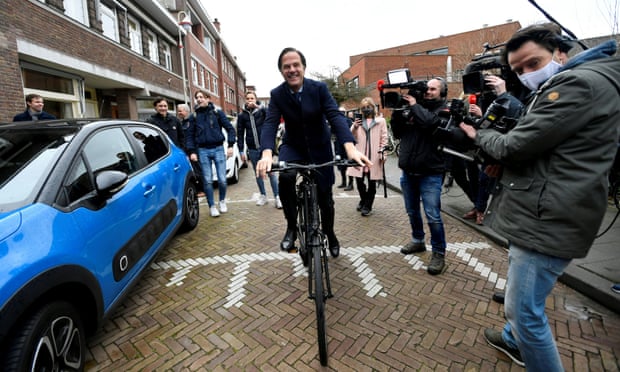 Kryeministri holandez me biçiketë në punë, por ndërrojnë hesapet: Frika nga kidnapimi e shtyn të marrë masa