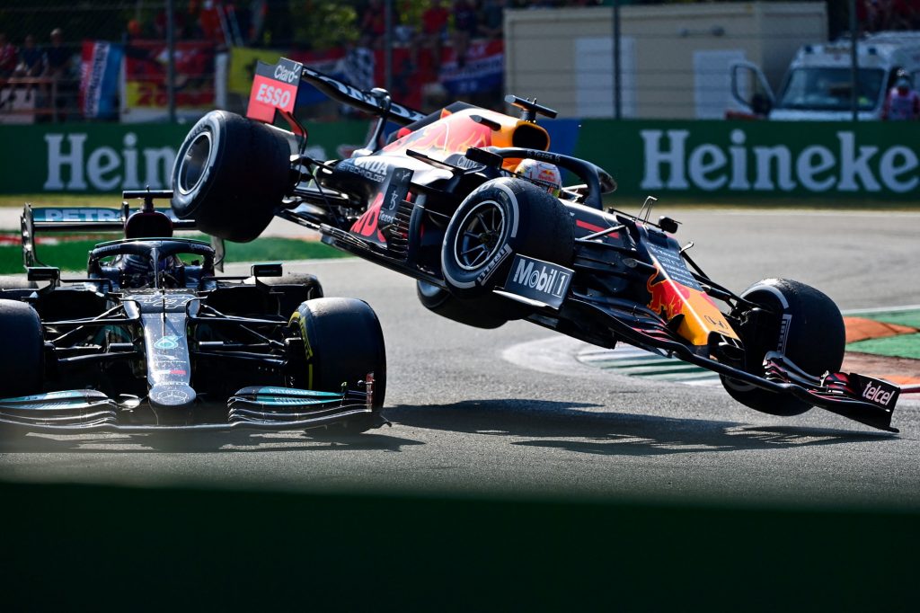 Rrezikoi jetën, Hamilton ironizon me dënimin e F1 ndaj Verstappen: “Kur ia hedh lehtë, do vazhdosh ta bësh”