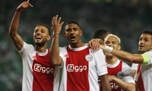 Shënoi katër gola në debutim: Ylli i Ajaxit barazon rekordin e jashtëzakonshëm të Van Bastenit në CL