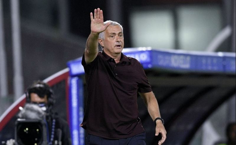 Mourinho godet në deklaratën pas humbjes ndaj Lazios, kritikon ashpër gjyqtarët